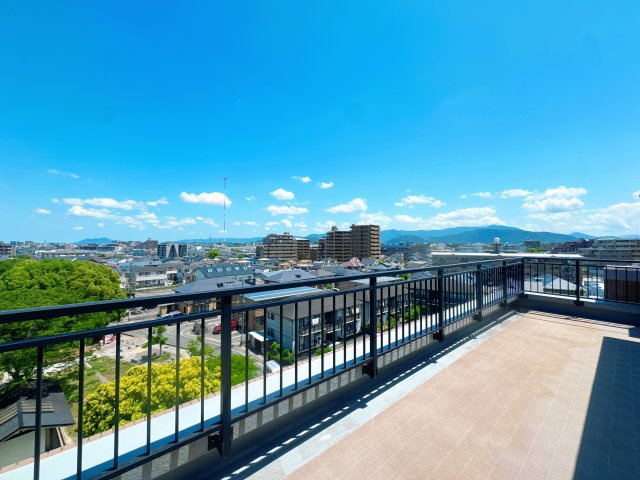 【展望】 | サングレート春日☆仲介手数料無料☆ | 面積の広いルーフバルコニーは、実用性も抜群です。家族全員分の布団を一気に干せるゆとりがあり、風通しも良いため家事の効率が上がります。スロップシンク（水栓）付きでお掃除や植物への水やりもスムーズです。