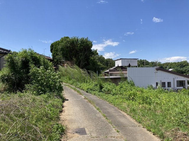 鴻巣市原馬室　売地の前面道路含む現地写真
