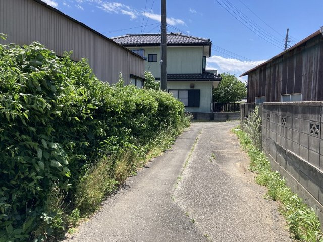 鴻巣市原馬室　売地の前面道路含む現地写真
