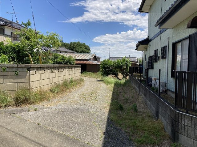 鴻巣市原馬室　売地の前面道路含む現地写真