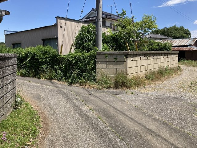 鴻巣市原馬室　売地の前面道路含む現地写真