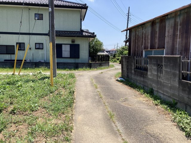 鴻巣市原馬室　売地の前面道路含む現地写真|西側道路