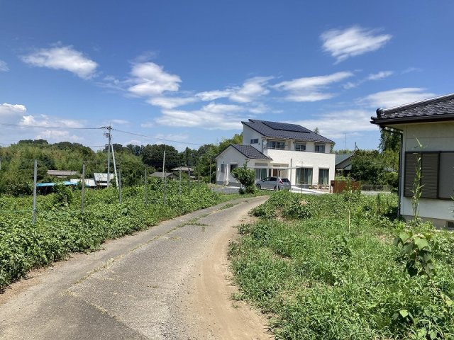 鴻巣市原馬室　売地の前面道路含む現地写真|北西側道路