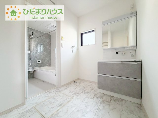 【独立洗面台】 | 筑西市乙第1期　新築戸建　2号棟 | 三面鏡の大きな鏡は憧れます(^^♪
鏡の後ろは収納となっていて、細かいものでも収納できるのでスッキリと整理できます！