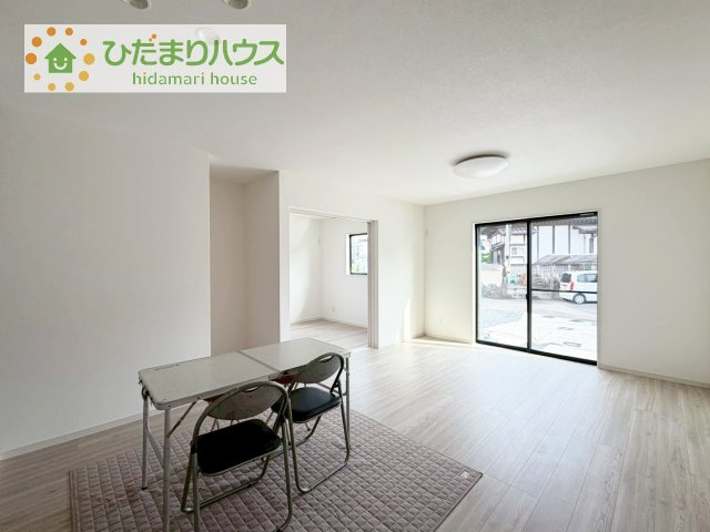 【居間・リビング】 | 筑西市乙第1期　新築戸建　2号棟 | 南向きのリビングではぽかぽかの日差しが感じられます☆彡