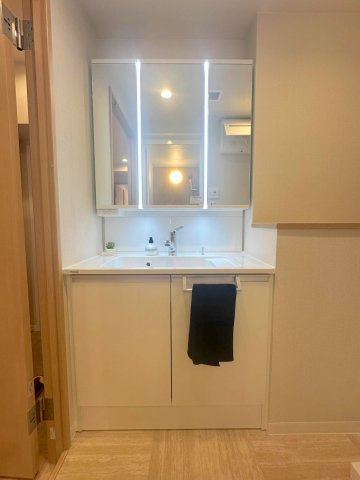日商岩井北浦和マンション B棟の独立洗面台|独立洗面台、小物を置くことができて便利です