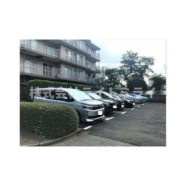 市ヶ谷加賀町アパートＤ棟の駐車場| 