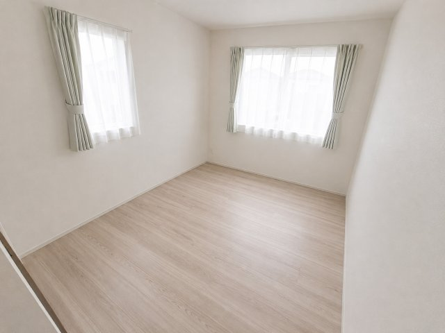 前橋市青柳町 中古住宅の洋室|2階洋室5.8帖 2面採光で明るい陽射しが差し込む洋室。シンプルな空間なので、子ども部屋や書斎、趣味部屋などライフスタイルに合わせて自由に活用できます。