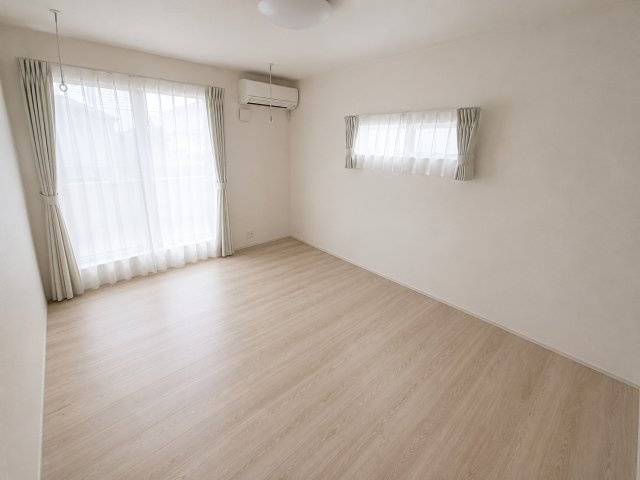 前橋市青柳町 中古住宅の居間・リビング|２階洋室7．5帖 2面採光で明るく開放感のある洋室。シンプルな空間は、主寝室や子ども部屋、趣味部屋などライフスタイルに合わせて自由にレイアウトを楽しめます。