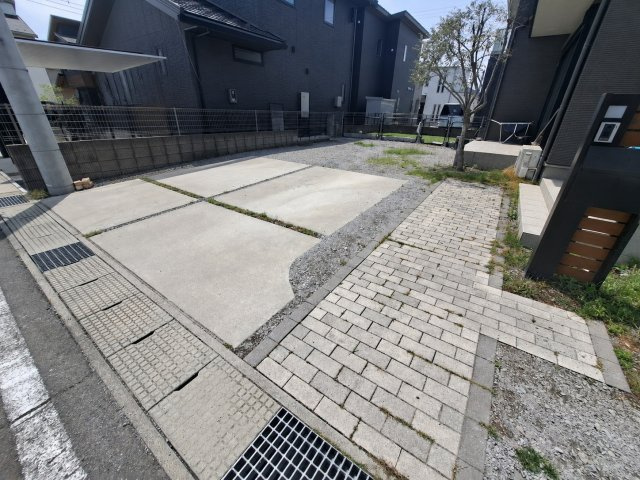 前橋市青柳町 中古住宅のその他|駐車スペースは最大5台駐車可能。ご家族用のお車はもちろん来客時や将来的なお車の増加にも柔軟に対応できます。また、並列駐車がしやすいゆとりある配置のため、毎日の車の出し入れもしやすいのも嬉しいですね。