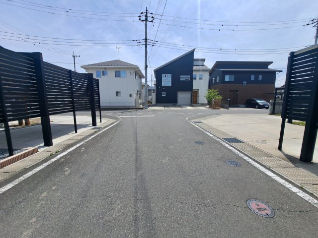 前橋市青柳町 中古住宅の前面道路含む現地写真|前面道路はゆとりの6ｍ道路。お車の出入りや駐車もスムーズで、毎日の運転も安心です。駐車が苦手な方にも嬉しい住環境です。