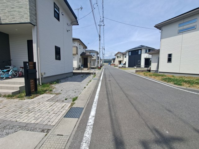 前橋市青柳町 中古住宅の前面道路含む現地写真|閑静な住宅街に位置し、落ち着いた住環境が魅力。交通量も少なく、子育て世代にも安心して暮らしていただける住まいです。