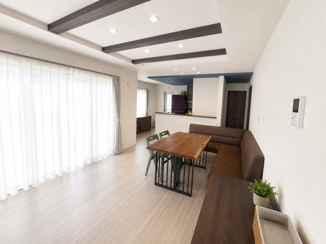前橋市青柳町 中古住宅の居間・リビング|約20帖の広々LDKは、折り上げ天井が開放感を演出。対面キッチン採用で、家族との会話を楽しみながら過ごせる明るい空間です。