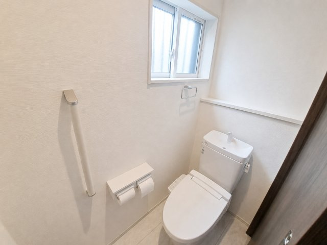 前橋市青柳町 中古住宅のトイレ|清潔感あふれる明るいトイレ空間。窓付きで換気もしやすく、自然光が差し込む心地よい空間す。
手すり付きで安心して使える設計に加え、シンプルでお手入れしやすい仕様となっています。