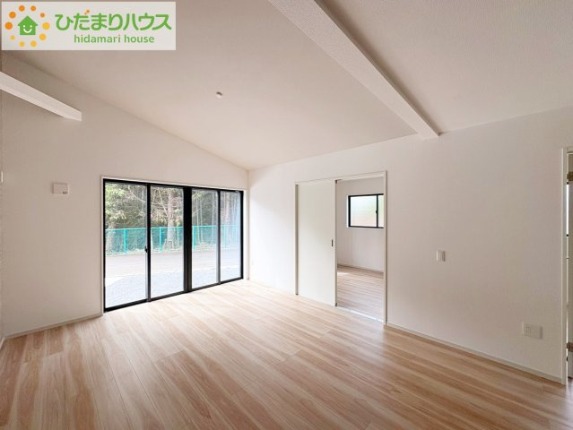 ひたちなか市大成町3期　新築戸建の居間・リビング|リビング大きな窓からは、暖かな日の光が降り注ぎます・・・