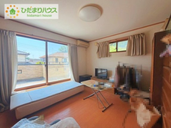 いわき市常磐関船町屋津　中古戸建の洋室|バルコニーに面していて、たっぷり光りの入る明るい主寝室です！