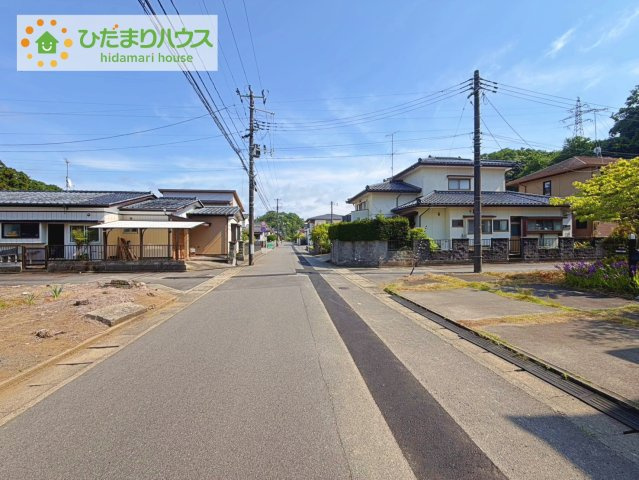 いわき市常磐関船町屋津　中古戸建の前面道路含む現地写真|カースペース3台ＯＫ！前面道路も幅が広いため車庫入れも安心です(^^)/