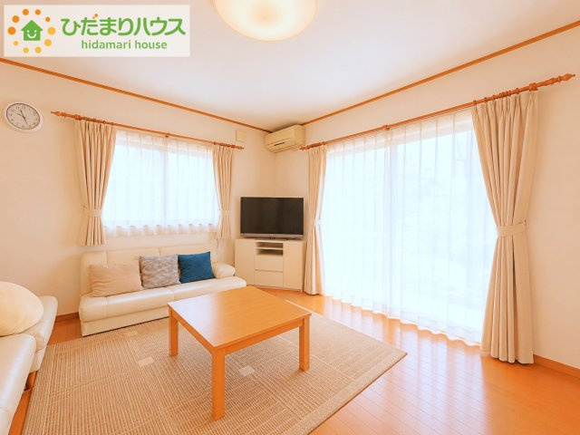 いわき市常磐関船町屋津　中古戸建の居間・リビング|リビング大きな窓からは、暖かな日の光が降り注ぎます・・・