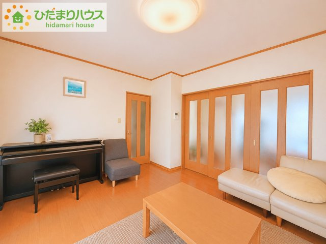 いわき市常磐関船町屋津　中古戸建の居間・リビング|LDKの仕切り扉を開けると20帖の広々空間に！家族団らんの時間を過ごせます♪
