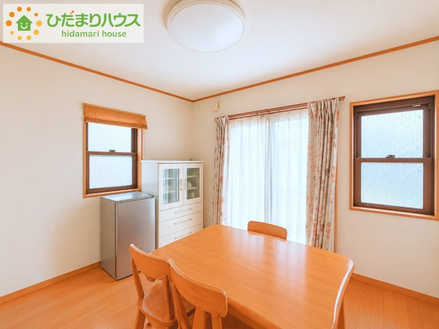 いわき市常磐関船町屋津　中古戸建のキッチン|ダイニングは嬉しい二面採光・窓辺からの日差しがあたたかなリビングを演出します( *´艸｀)