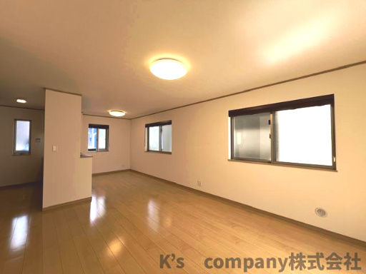 ●茅ヶ崎市甘沼　中古戸建の居間・リビング|窓から心地よい風が入り込み居心地のよい空間♪