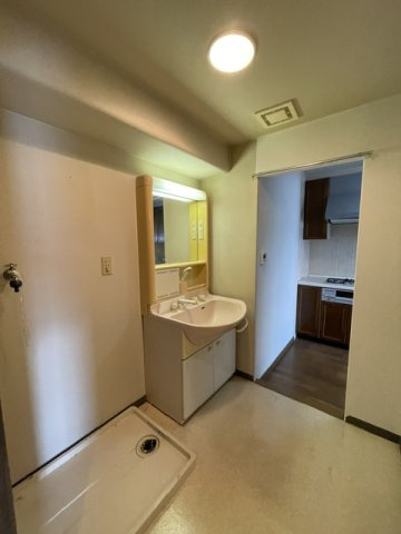 サーパス南末広弐番館の独立洗面台|廊下から洗面室・バスルーム→キッチン→リビング・ダイニングへ回遊