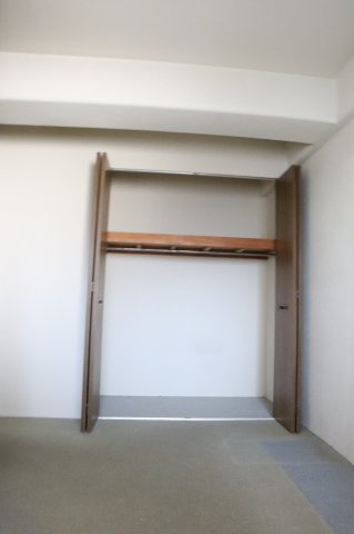サーパス南末広弐番館の洋室|サービスルームのクローゼット