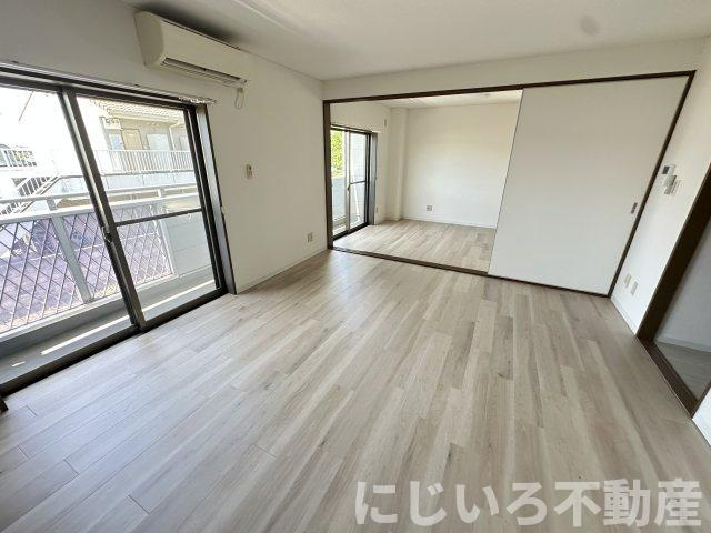 シャンゼリゼ壱番館の居間・リビング