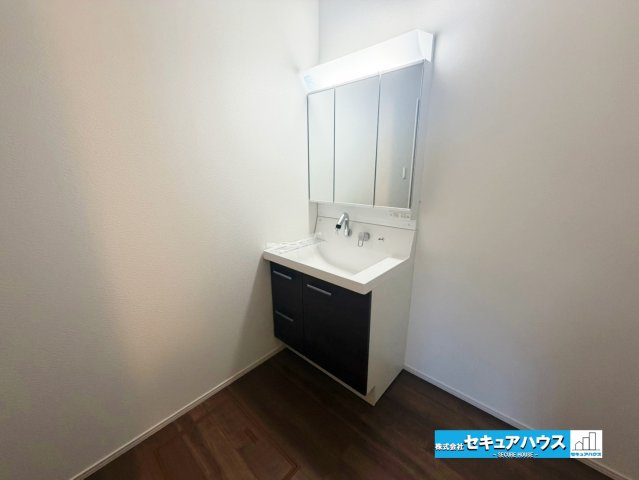 【同施工物件ご案内可能】東海市名和町岡前　全２棟の内観：施工例|【洗面台イメージ】
◆鏡の裏にはたっぷりと収納スペースを標準装備！
◆電源を付属しているのでドライヤーなど利用できます。