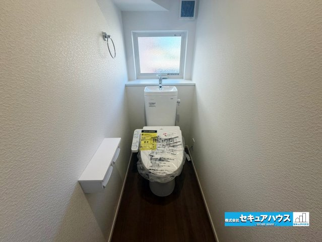 【同施工物件ご案内可能】東海市名和町岡前　全２棟の内観：施工例|【高機能トイレイメージ】
◆高機能トイレの多くは便器のフタの開閉が自動であり、使用後に手動で水を流す面倒もなく非常に便利です。スタイリッシュな見た目で、お掃除しやすく、節水効果が高いです。