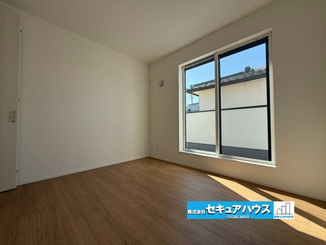 【同施工物件ご案内可能】東海市名和町岡前　全２棟の内観：施工例|【洋室イメージ】
◆広々とした居住空間は日々の暮らしを彩り、心のやすらぎと満足感を与えてくれます。通風と採光を考慮した設計は子供たちはのびのび育ち、家族でくつろぎと団らんを生み出します。