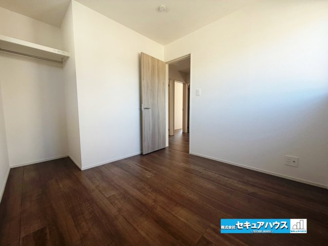【同施工物件ご案内可能】東海市名和町岡前　全２棟の内観：施工例|【洋室イメージ】
◆家族一人ひとりの大切なプライベート空間。趣味に合わせて使って頂けるようシンプルに仕上げてあります。暮らし心地を大きく左右する収納を、適材適所に配置し使い勝手を考慮しました。　