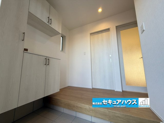 【同施工物件ご案内可能】東海市名和町岡前　全２棟の内観：施工例|【玄関イメージ】
◆光が差し込み明るいです。気分も晴れやかになりますね。
◆玄関には、収納力のあるシューズボックスがございます。玄関まわりがすっきり片付きます。　
