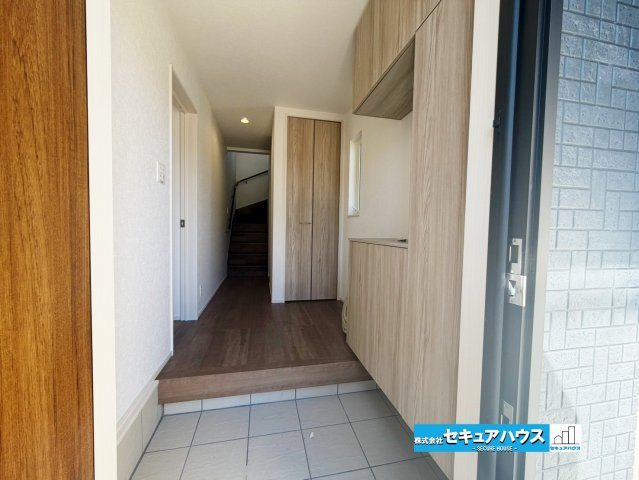 【同施工物件ご案内可能】東海市名和町岡前　全２棟の内観：施工例|【玄関イメージ】
◆光が差し込み明るいです。気分も晴れやかになりますね。
◆玄関には、収納力のあるシューズボックスがございます。玄関まわりがすっきり片付きます。　