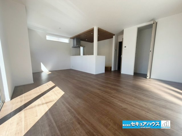 【同施工物件ご案内可能】東海市名和町岡前　全２棟の居間・リビング|【LDK】
◆家族揃ってリビングで過ごすお休みの日が、楽しみになる場所となることでしょう。
対面式のオープンキッチンは、家事をしながら家族の様子が一目でわかる安心＆便利設備♪　　　　　　　　　　　　　