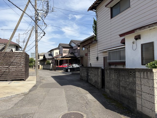 取手市野々井　中古戸建ての前面道路含む現地写真
