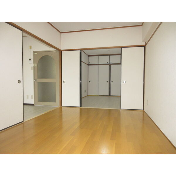 ハイツ長岡京の洋室|南西向き洋室6帖。陽当り通風良好なバルコニー直結の居室