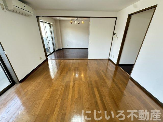 シャンゼリゼ壱番館の居間・リビング