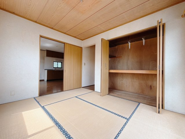 【中古戸建】熊谷市拾六間の和室|■和室｜「続き間の和室」は子育て世代にこそ適しています。お子様のお昼寝スペースや、洗濯物をたたむのに便利です。客間やリビングの延長としても使えます。