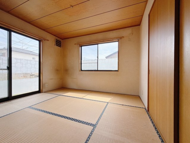 【中古戸建】熊谷市拾六間の和室|■和室｜フローリングでは感じることのできない圧倒的な寛ぎやすさを実感してください。周りを気にせず寝そべれば心地の良い時間を過ごせます♪