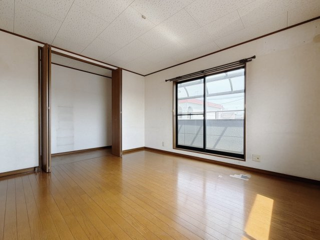 【中古戸建】熊谷市拾六間の洋室|■洋室｜ダブルベッドを置いても充分な広さを2Ｆのお部屋に設けております。お子様と家族みんなで寝るのも夢じゃありません♪窓からは光が差し込むので日中でも明るいお部屋です。