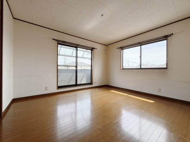 【中古戸建】熊谷市拾六間の洋室|■洋室｜バルコニーにも出られる2階の一室♪お勉強などに疲れたら気晴らしもできますね♪収納も大容量で、お部屋がいつでもスッキリ片付きます＊。