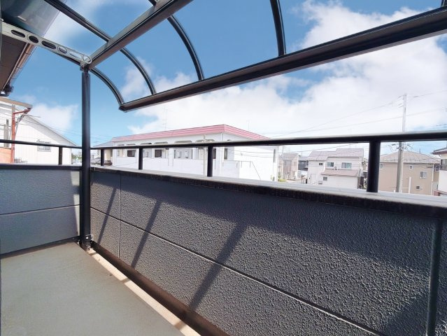 【中古戸建】熊谷市拾六間のバルコニー|■バルコニー｜あたたかな陽のひかりを浴びることのできるバルコニー。お洗濯物やお布団を干せば、家族みんなが気持ちよく暮らすことができます(*^^*)