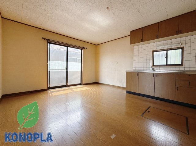 【中古戸建】熊谷市拾六間の居間・リビング|■リビング｜ナチュラルな質感で魅せる、くつろぎの時間。ゆっくりとした時間が流れるリビングで、家族だんらんのひと時をお過ごしいただけます。