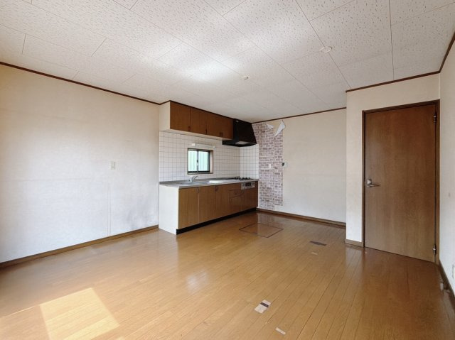 【中古戸建】熊谷市拾六間の居間・リビング|■リビング｜落ち着きのある表情を見せるリビングダイニング。太陽の光がたっぷり差し込むリビングは、自然とご家族が集まる居心地の良い空間です。