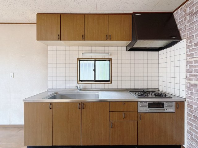 【中古戸建】熊谷市拾六間のキッチン|■キッチン｜ワークトップ下には、圧力鍋やパスタ鍋などのかさばる調理器具もラクラク収納可能な収納！ものが溢れがちなキッチン回りもスッキリきれいに管理ができます♪