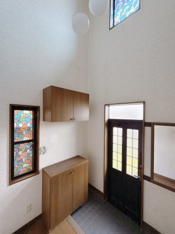 【中古戸建】熊谷市拾六間の玄関|■玄関｜吹抜のため開放的で明るい空間。自然光がたっぷりと差し込む玄関♪