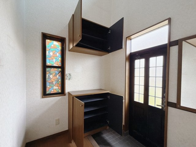 【中古戸建】熊谷市拾六間の玄関|■玄関｜こちらの下駄箱は仕切り板を外してブーツや長靴もしまえます。靴のデザインによって下駄箱もアレンジできる優れものです♪