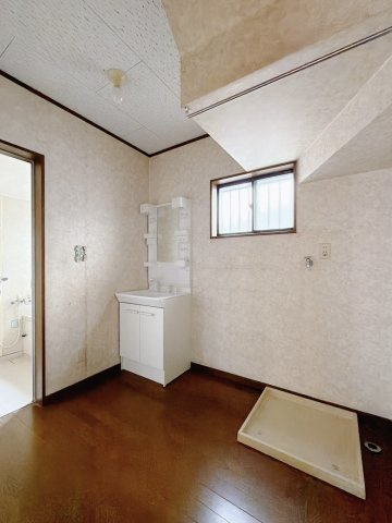 【中古戸建】熊谷市拾六間の洗面所|■洗面室｜冬はストーブ、夏にはサーキュレーターを置き、快適に過ごすことができます♪