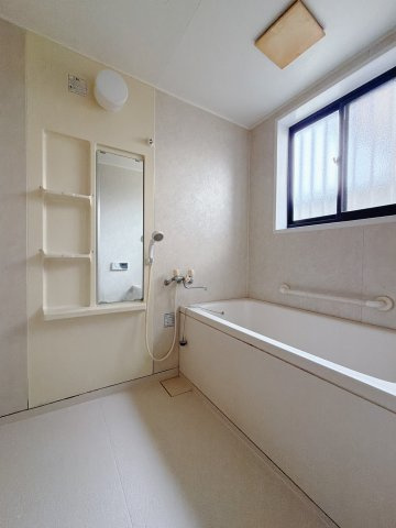 【中古戸建】熊谷市拾六間の浴室|■浴室｜足を伸ばしてゆったりと入浴ができる1坪タイプのバスルームです♪備え付けの棚には家族一人一人のシャンプーを分けて置くことができます♪バスルームをいつもすっきりと使えますね♪